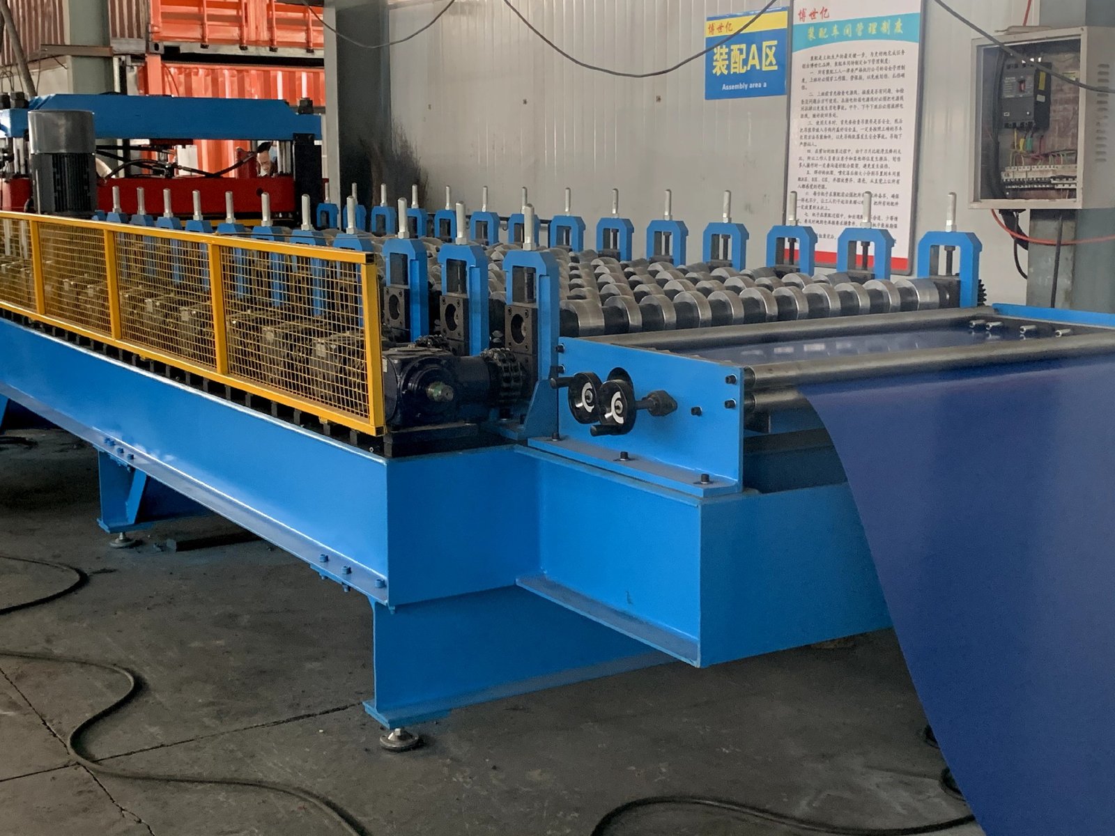 Glazed tile roll forming machine