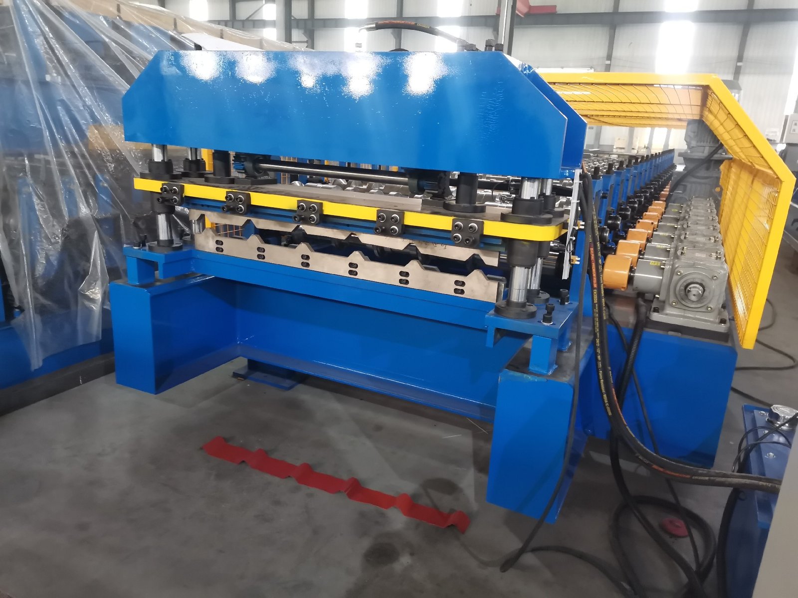 High speed trapezoidal roof sheet roll forming machine