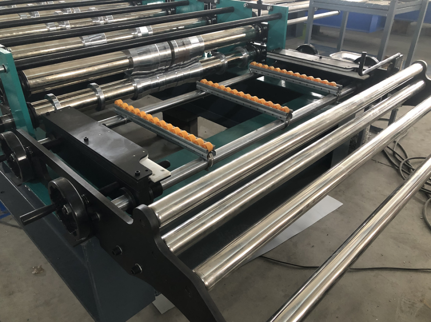 High speed trapezoidal roof sheet roll forming machine