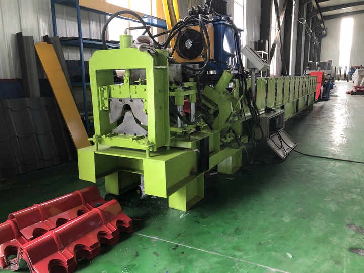 Ridge making machine for metal roof